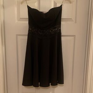 Elegant Strapless Black Dress with Lace